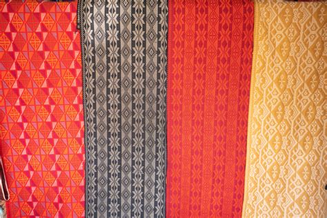 The pussuk labbung pattern is a jagged .